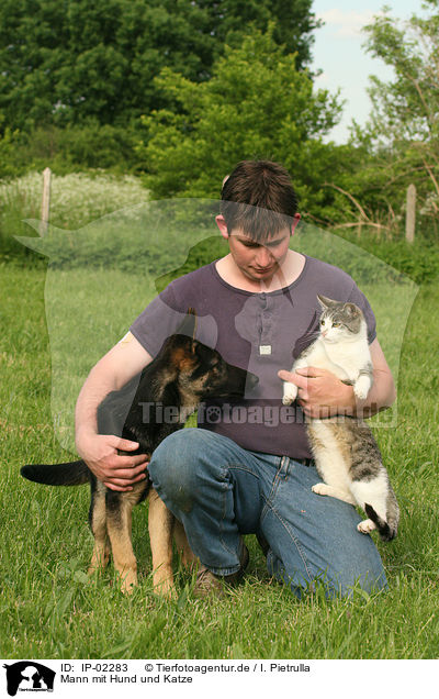 Mann mit Hund und Katze / man with dog and cat / IP-02283