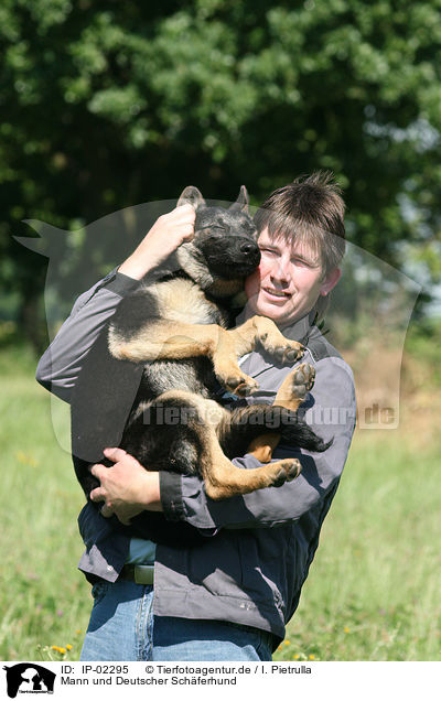 Mann und Deutscher Schferhund / man and German Shepherd / IP-02295