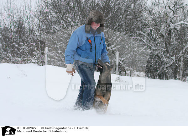 Mann und Deutscher Schferhund / IP-02327