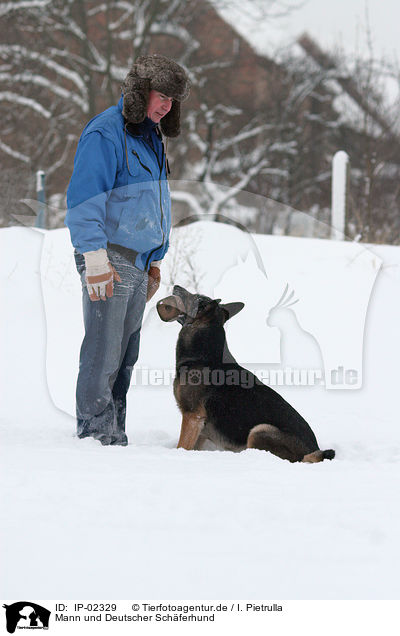 Mann und Deutscher Schferhund / IP-02329