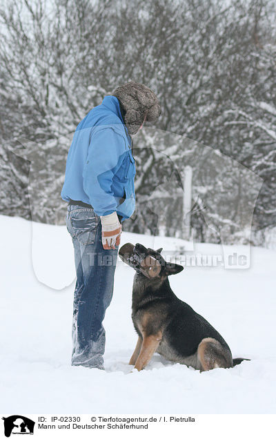 Mann und Deutscher Schferhund / IP-02330