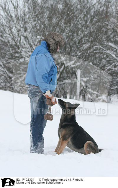 Mann und Deutscher Schferhund / IP-02331