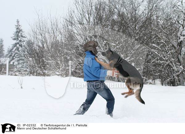 Mann und Deutscher Schferhund / IP-02332