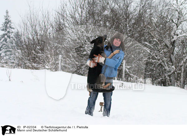 Mann und Deutscher Schferhund / IP-02334