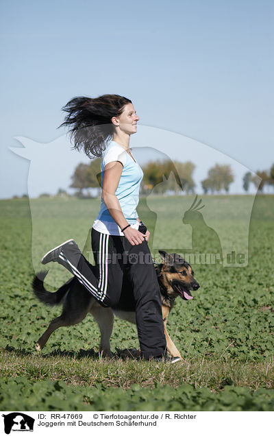 Joggerin mit Deutschem Schferhund / jogger with German Shepherd / RR-47669