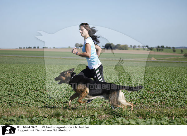 Joggerin mit Deutschem Schferhund / jogger with German Shepherd / RR-47671
