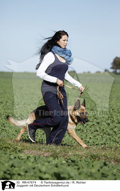 Joggerin mit Deutschem Schferhund / jogger with German Shepherd / RR-47674