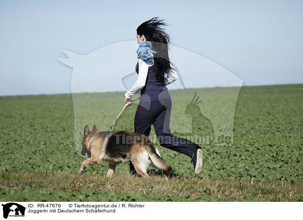 Joggerin mit Deutschem Schferhund / jogger with German Shepherd / RR-47676