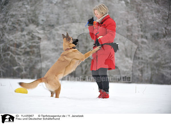 Frau und Deutscher Schferhund / woman and German Shepherd / YJ-05967