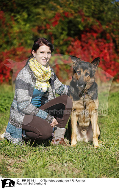 Frau mit Schferhund / woman with shepherd / RR-57141