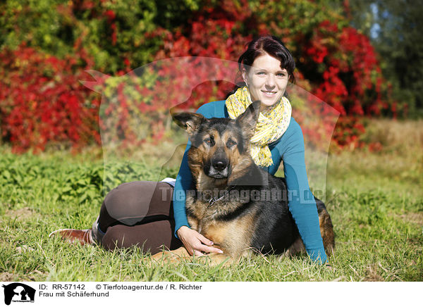 Frau mit Schferhund / woman with shepherd / RR-57142