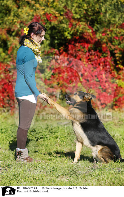 Frau mit Schferhund / woman with shepherd / RR-57144