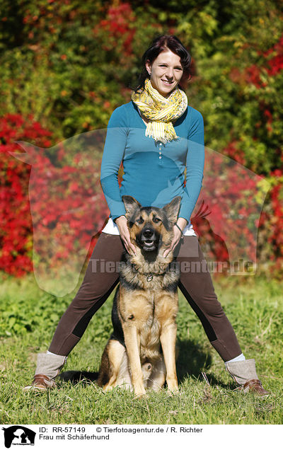 Frau mit Schferhund / woman with shepherd / RR-57149