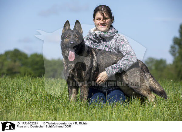 Frau und Deutscher Schferhund DDR / woman and GDR Shepherd / RR-102284