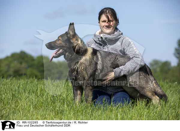 Frau und Deutscher Schferhund DDR / woman and GDR Shepherd / RR-102285