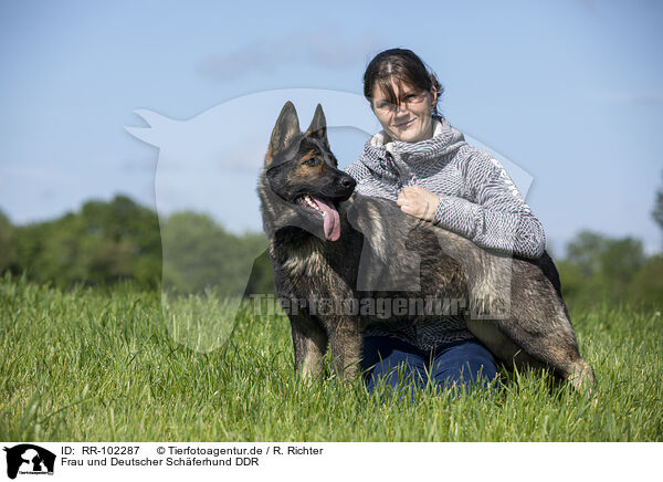 Frau und Deutscher Schferhund DDR / woman and GDR Shepherd / RR-102287