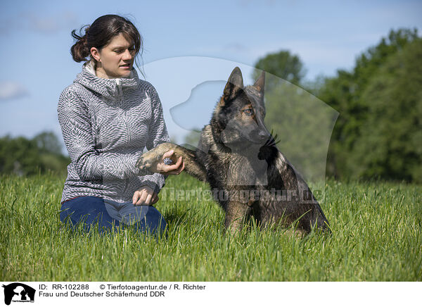 Frau und Deutscher Schferhund DDR / woman and GDR Shepherd / RR-102288