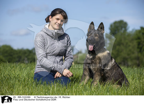 Frau und Deutscher Schferhund DDR / woman and GDR Shepherd / RR-102289