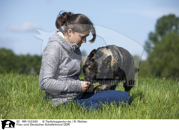 Frau und Deutscher Schferhund DDR / woman and GDR Shepherd / RR-102290