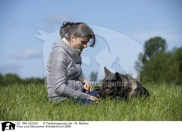 Frau und Deutscher Schferhund DDR / woman and GDR Shepherd / RR-102291