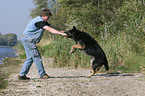 Mann spielt mit Hund