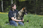 Frau und Deutscher Schferhund