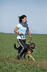 Joggerin mit Deutschem Schferhund