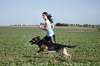 Joggerin mit Deutschem Schferhund