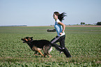 Joggerin mit Deutschem Schferhund