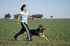 Joggerin mit Deutschem Schferhund