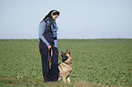 Frau mit Deutschem Schferhund