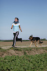 Joggerin mit Deutschem Schferhund