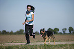 Joggerin mit Deutschem Schferhund