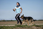 Joggerin mit Deutschem Schferhund