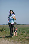 Joggerin mit Deutschem Schferhund