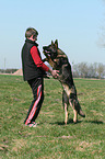 Mann und Deutscher Schferhund