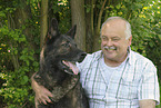 Mann und Deutscher Schferhund