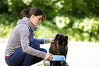 junge Frau fttert DDR Schferhund