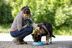 junge Frau fttert DDR Schferhund