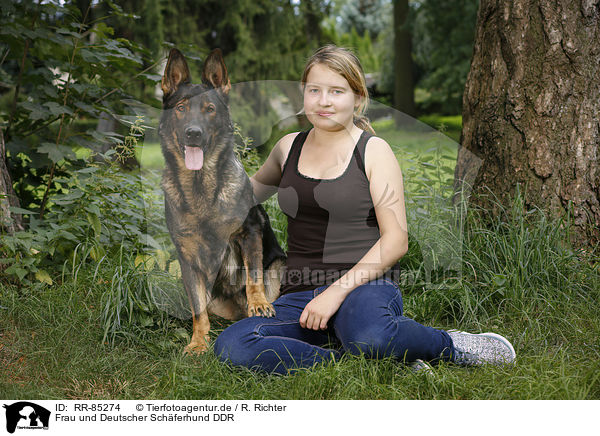 Frau und Deutscher Schferhund DDR / woman and German Shepherd GDR / RR-85274