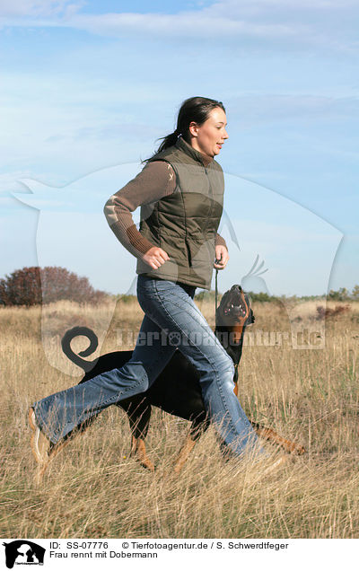 Frau rennt mit Dobermann / woman runs with Doberman Pinscher / SS-07776