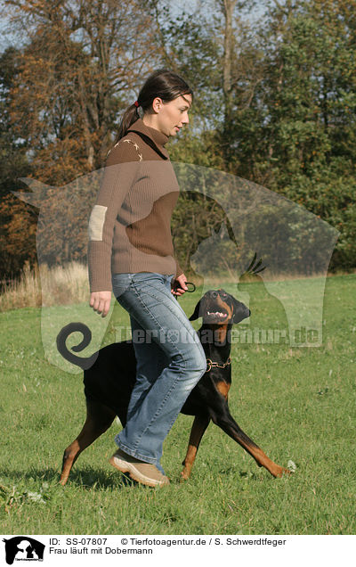 Frau luft mit Dobermann / SS-07807