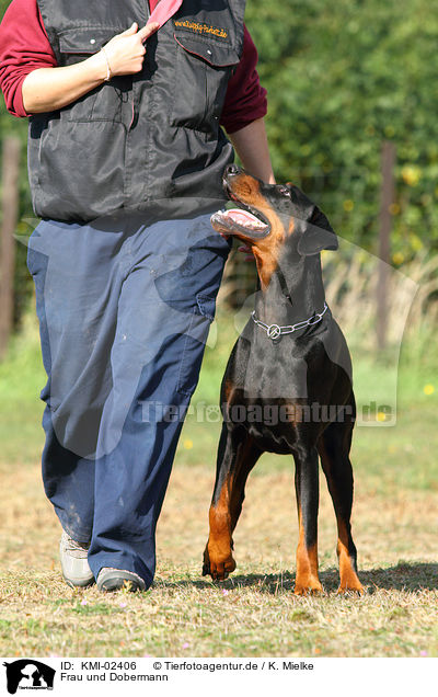 Frau und Dobermann / KMI-02406