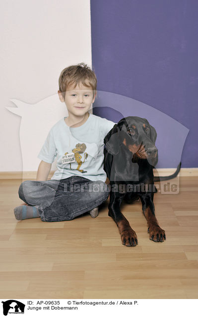 Junge mit Dobermann / boy with Doberman Pinscher / AP-09635