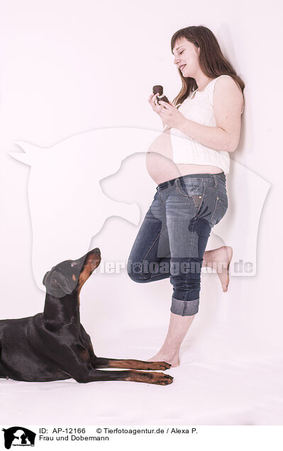 Frau und Dobermann / woman and Doberman Pinscher / AP-12166