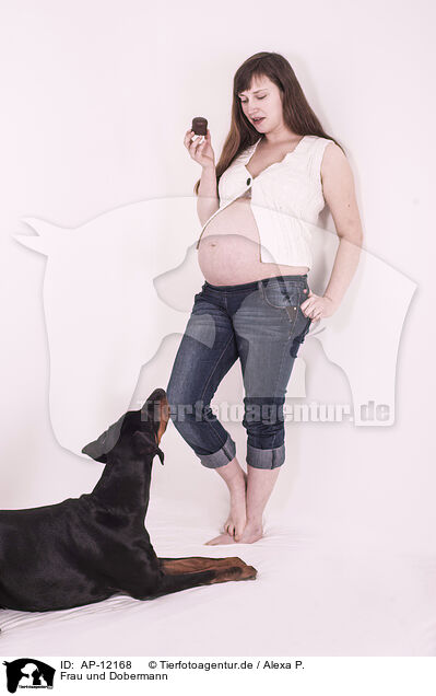 Frau und Dobermann / woman and Doberman Pinscher / AP-12168