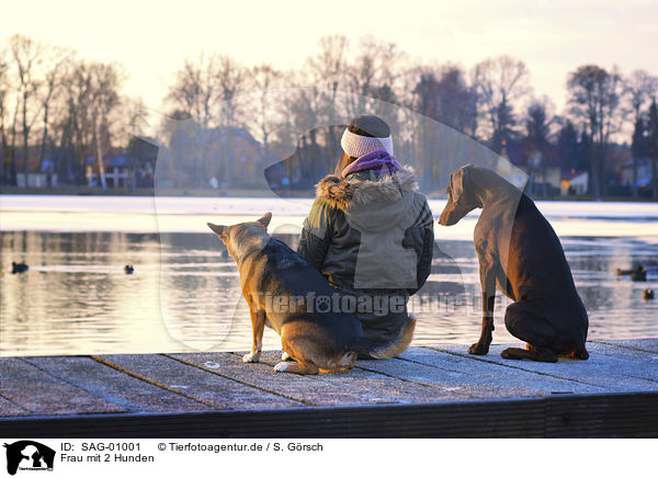 Frau mit 2 Hunden / woman with 2 Dogs / SAG-01001