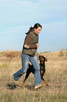 Frau rennt mit Dobermann