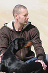 Mann mit Dobermann