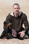 Mann mit Dobermann